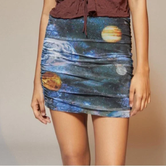 Ruched galaxy print mini skirt by Urban Outfitters - Picture 7 of 9